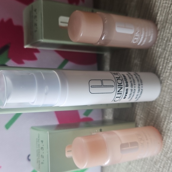 Clinique 3 Piece Hydration Set & Donald ×Clinique Pouch . - Picture 5 of 5